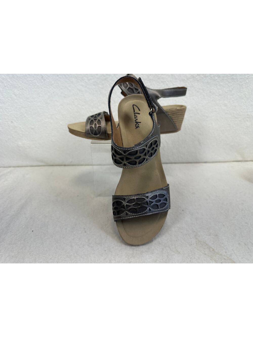 Clarks Bendables Sandals Dark Grey/Brown Metallic Laser-Cut Strap SZ 8 NWOT